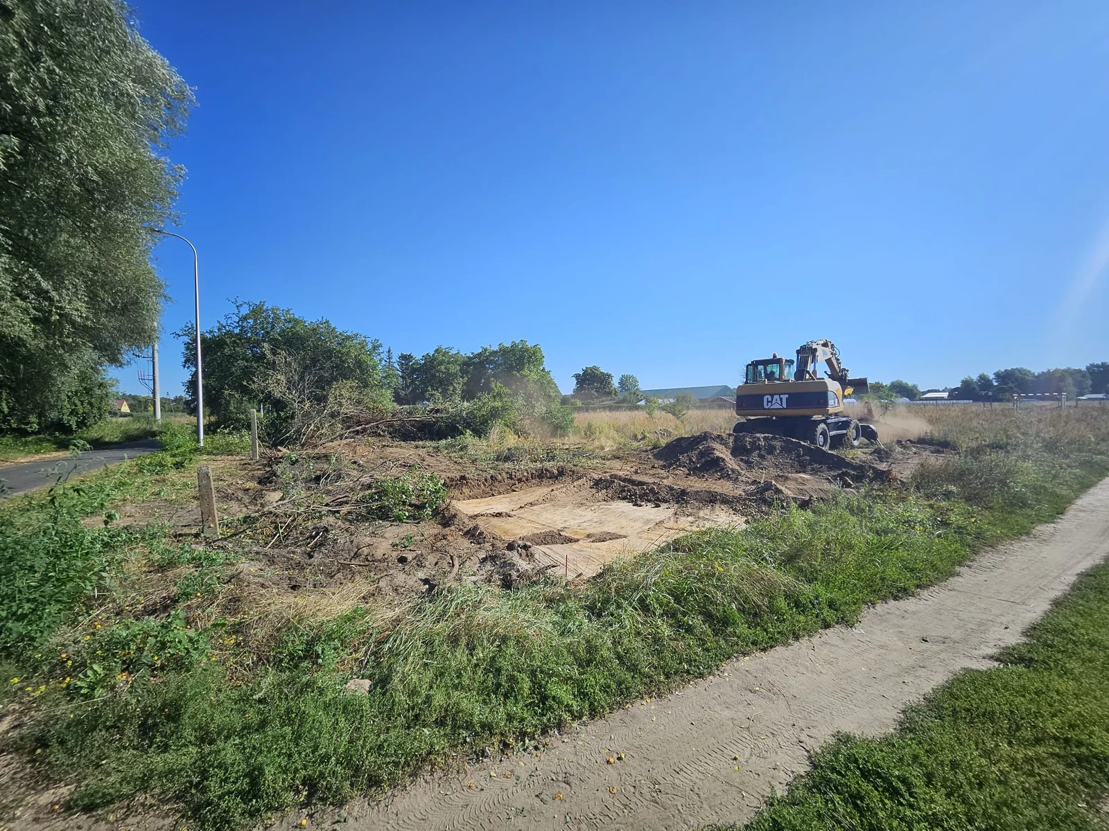 Koparka podczas prac przygotowawczych na terenie Green Park w Słubicach