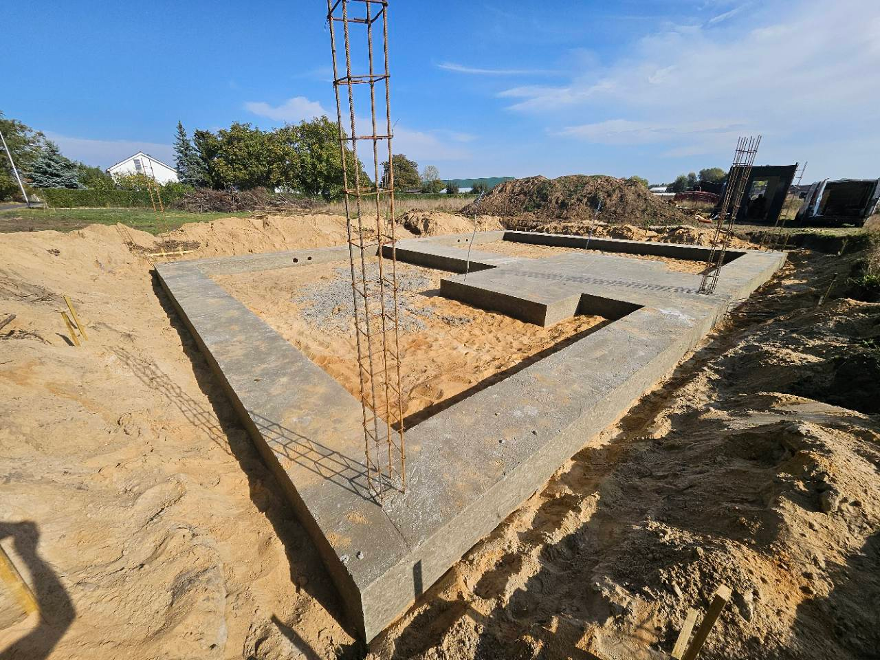 Ławy fundamentowe po zdjęciu szalunków — Green Park w Słubicach