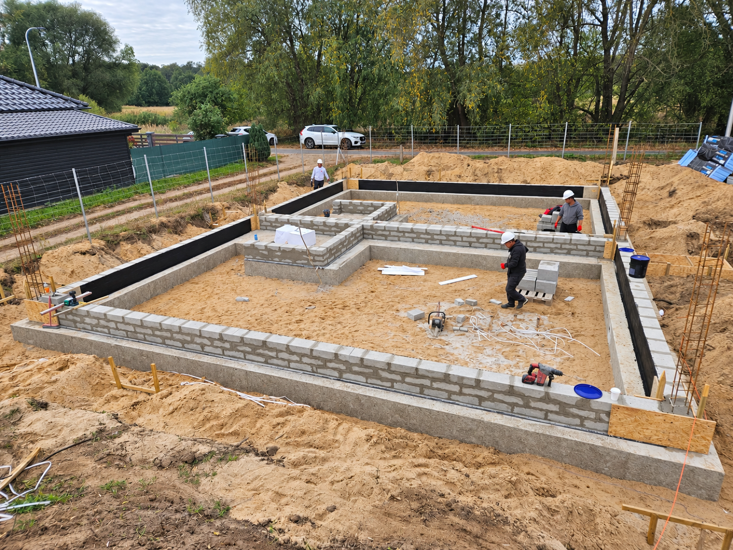 Ściany fundamentowe z wykonaną izolacją przeciwwilgociową na części powierzchni — Green Park w Słubicach