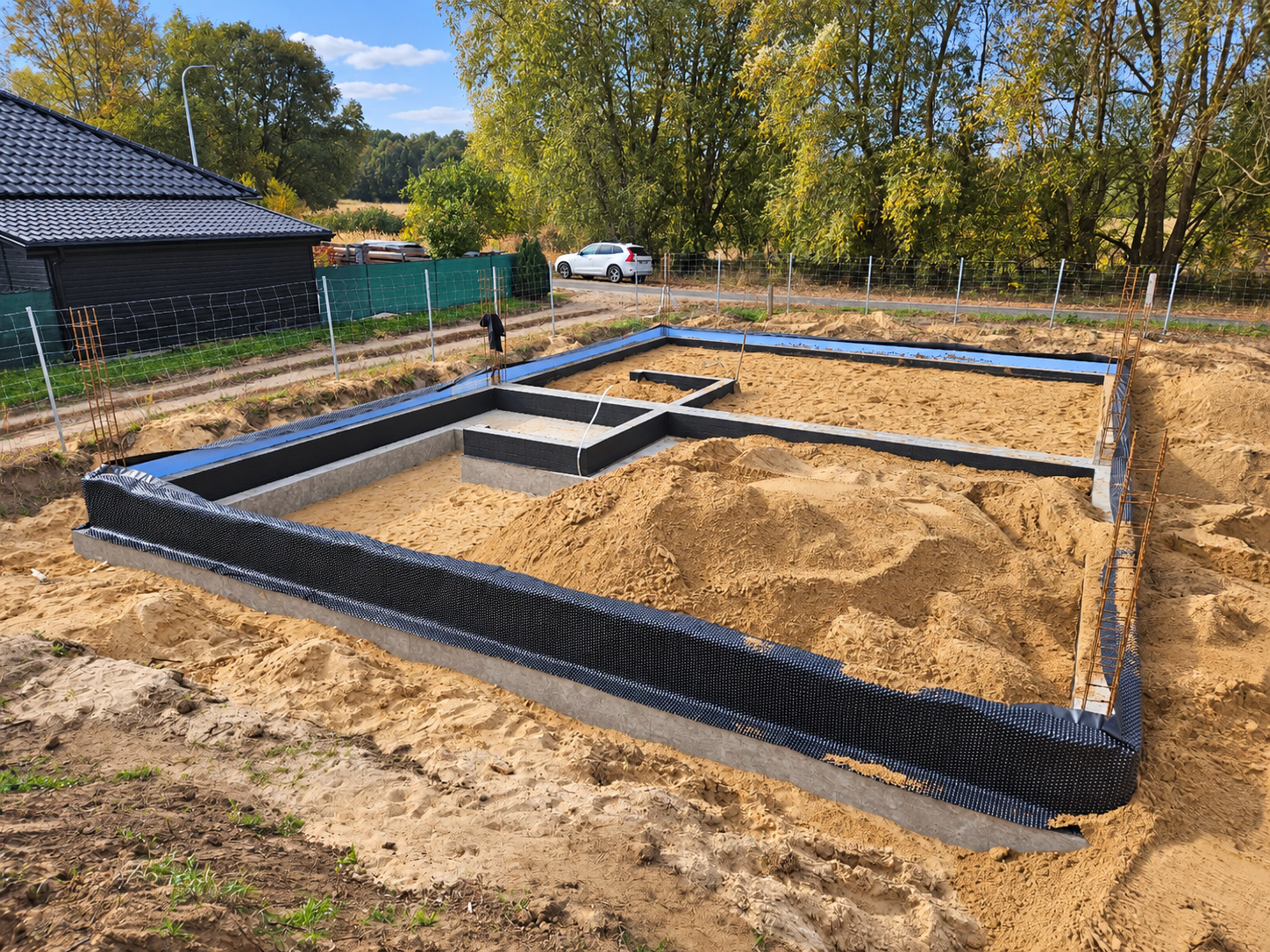 Fundamenty z izolacją i piaskiem podczas przygotowań do betonowania — Green Park w Słubicach